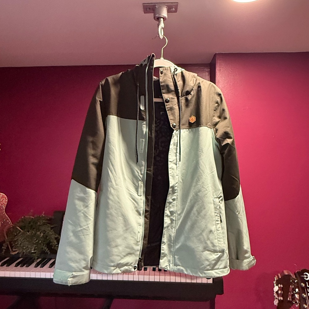 Volcom size small women’s Ski and Snowboarding jacket, worn twice, super warm!